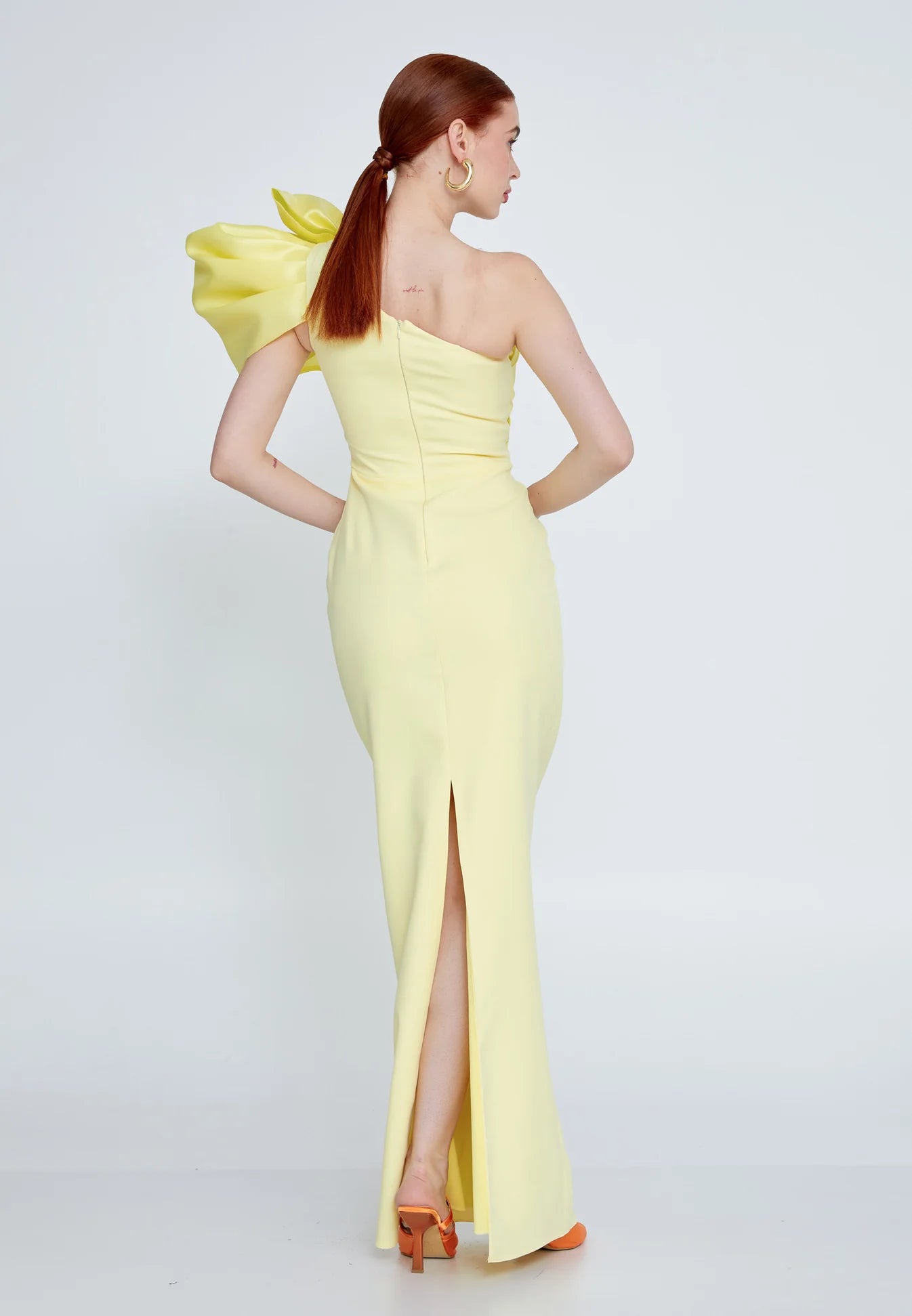 Long yellow one-shoulder evening dress with oversized bow