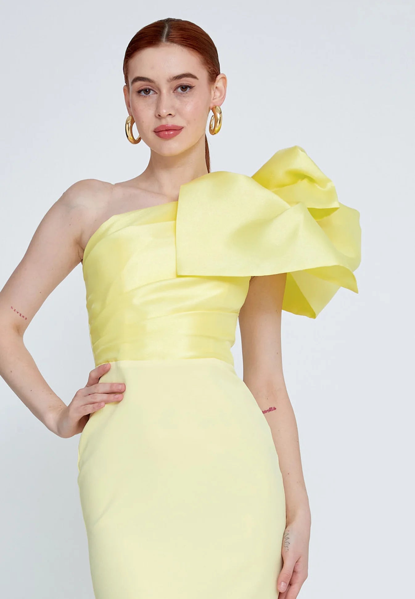 Long yellow one-shoulder evening dress with oversized bow