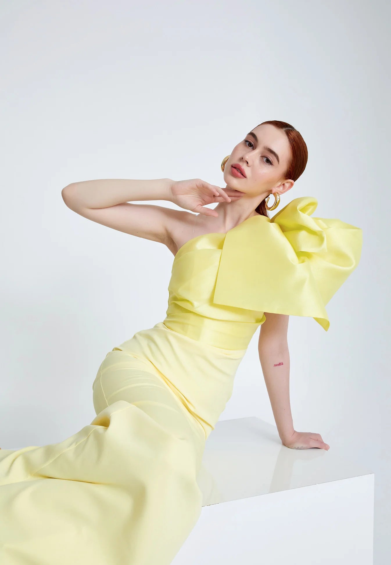 Long yellow one-shoulder evening dress with oversized bow